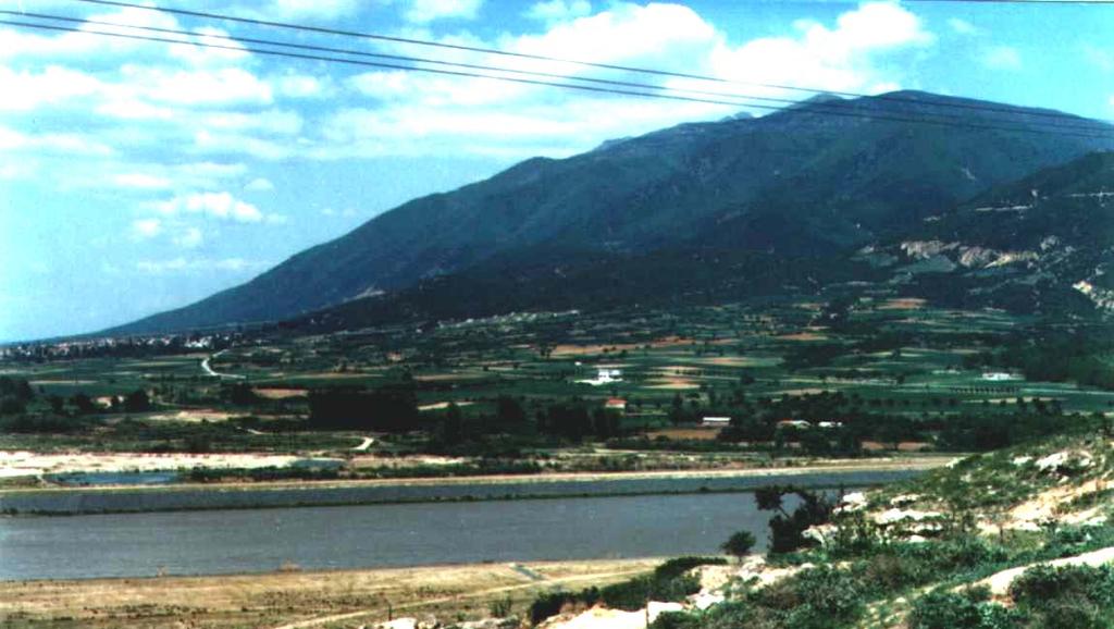113 Σχήµα 6.3.1 : Γενιές αλλουβιακών ριπιδίων νότιας πλευράς όρους Κερκίνης (από Παπαφιλίππου & Λώλου,1988) Στη χαµηλή περιοχή της νότιας πλευράς του όρους Κερκίνη, η επιφάνεια των 1 ης γενιάς
