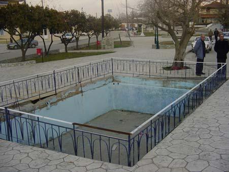 Το νερό προέρχεται από βρύσες, που υπάρχουν ανάντη των οικισµών (προς την ορεινή ζώνη), δίπλα σε κοίτες ρεµάτων και είναι προϊόν της υδροµάστευσης πηγών της υψηλής ζώνης του αναγλύφου της περιοχής.