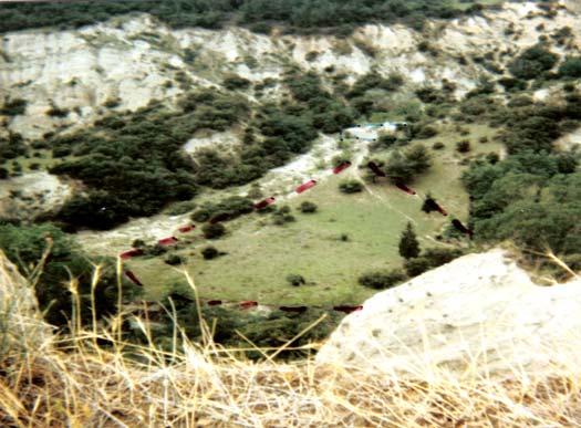 των ρεµάτων κ.λ.π, που σχηµατίζονται στην κατάντη περιοχή τους. Ε/Ρ Ποτίστρα Z/ Z/ Γεωπυραµίδες Γεωπυραµίδες Κώνοι κορρηµάτων Κώνοι κορρηµάτων Φωτ. 6.3.