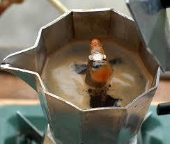 β. Διήθηση Το νερό διαπερνά τον καφέ από κάτω προς τα