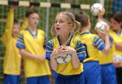 Mini Handball (3) Τα κύρια χαρακτηριστικά του mini Handball είναι: Η απλουστευμένη χρήση των