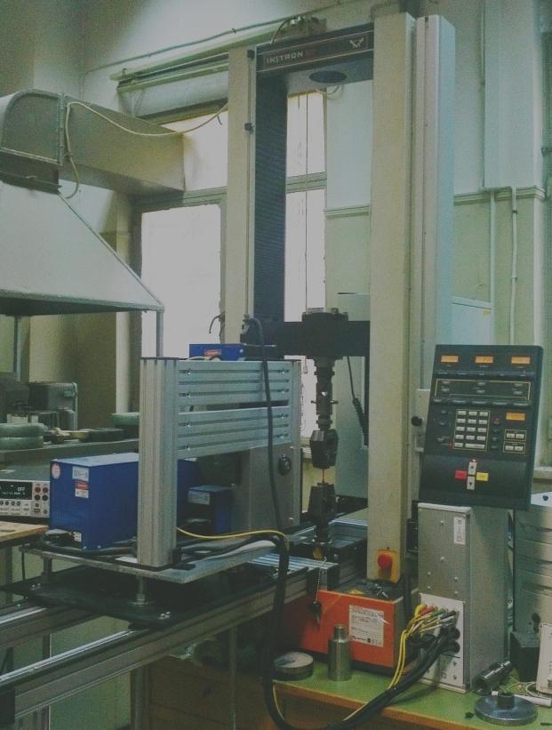 Η καταγραφή της σχετικής παραμόρφωσης γίνεται με οπτικό μηκυνσιόμετρο οι τιμές στέλνονται σε ηλεκτρονικό υπολογιστή όπου γίνεται ο συγχρονισμός των μετρήσεων φορτίουπαραμόρφωσης με κατάλληλο software.