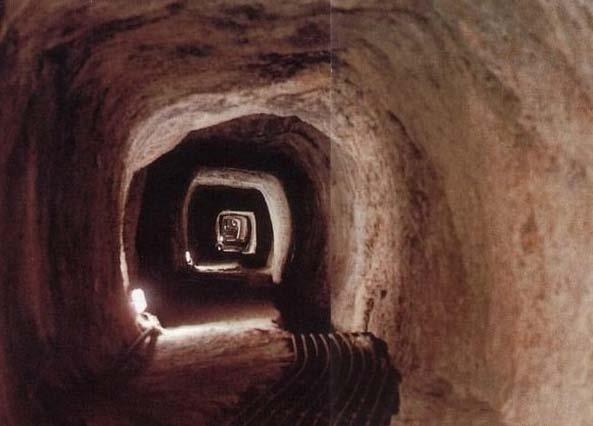 Ευπαλίνειο όρυγμα Το Ευπαλίνειο όρυγμα είναι μια σήραγγα μήκους 1036 μέτρων κοντά στο Πυθαγόρειο της Σάμου, η οποία κατασκευάστηκε κατά τον 6ο αιώνα π.χ. για να χρησιμεύσει σαν υδραγωγείο.
