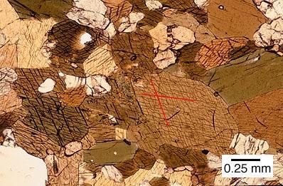 htm) Nu toate mineralele cristalizate prezintă clivaj; de aceea, clivajul este o caracteristică importantă atât în recunoaşterea macroscopică a mineralelor, cât şi în observaţiile microscopice.