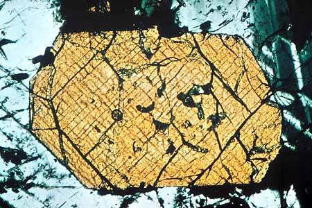 La microscop, clivajul se observă atunci când secţiunea intersectează sub un anumit unghi planele de clivaj şi apare sub forma unor linii subţiri, paralele, mai mult sau mai puţin continue.