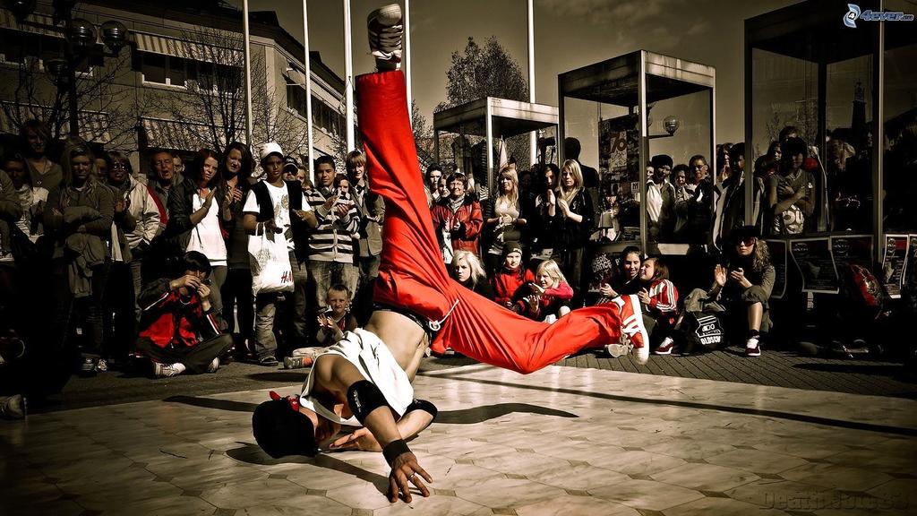 B-boying Το break dance είναι είδος χορού. Οι πρώτοι breakdancers, χορευτές break dance, εμφανίστηκαν το 1973 και ήρθε ως δια μαγείας και έλυνε τις διαφορές μεταξύ συμμοριών.