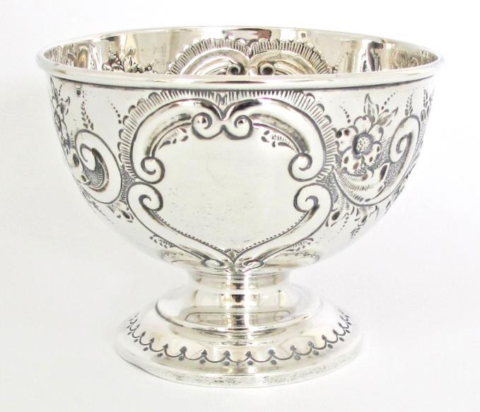 39 Αγγλική ασημένια κούπα με πόδι. A sterling silver footed bowl with repousse and engraved decorations.