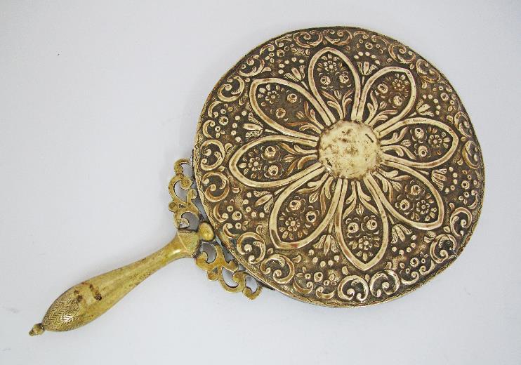 60 59 59 Ορειχάλκινος καθρέφτης 19ου αιώνα. A gilt brass mounted round mirror c19th century with repousse and engraved decorations.