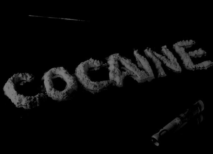 ΚΟΚΑΪΝΗ: Η κοκαΐνη (βενζοϋλομεθυλεκγονίνη) είναι ένα κρυσταλλικό τροπανιοειδές αλκαλοειδές που λαμβάνεται από τα φύλλα του φυτού κόκα.