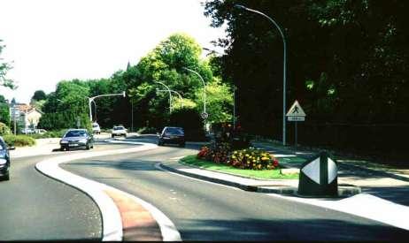 Η δημιουργία τέτοιων διαδρομών γίνεται με την επέκταση των πεζοδρομίων στις δύο πλευρές που όμως δεν γίνεται αντικριστά αλλά εναλλάξ (Department for Transport, 2007).
