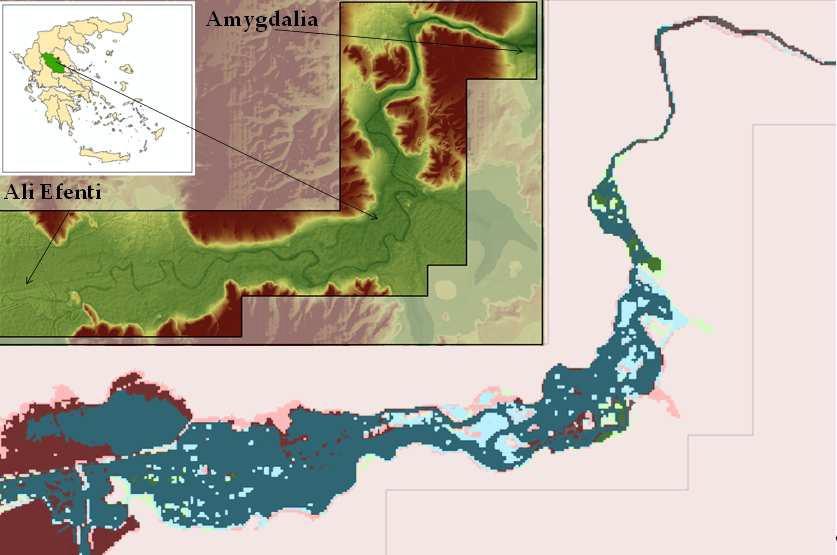 Σχήμα 3.1: Τοποθεσία και τοπογραφία της περιοχής μελέτης. Η καλύτερη προσομοίωση της πλημμύρας εκτιμάται από 5Χ5 Ψ.Μ.Ε. και σταθερό n=0.03. Γαλάζια ζώνη: η παρατηρούμενη και προσομοιούμενη περιοχή.