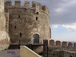Κάστρα Το κάστρα και τα τείχη στη Θεσσαλονίκη είναι δημιουργήματα προγενέστερων εποχών καθώς ήταν απαραίτητα για την οχύρωση της πόλης