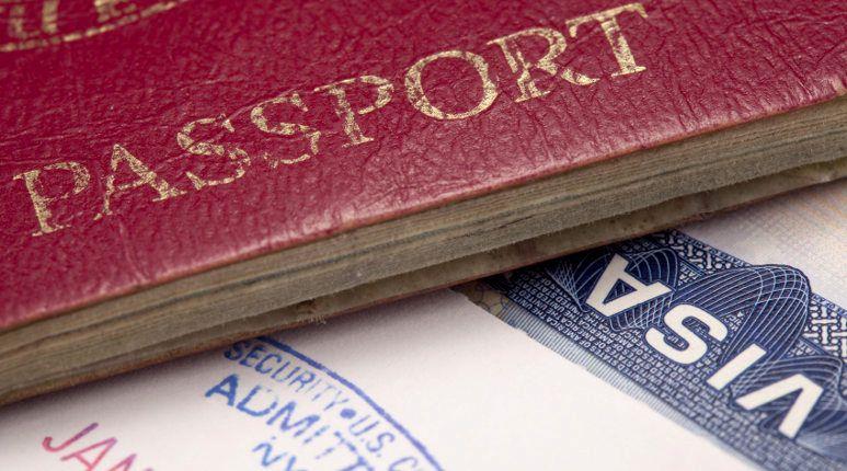Βενιζέλος» προκειμένου να λάβει μέρος σε οργανωμένο ταξίδι στη Μαλαισία και τη Σιγκαπούρη, δεν της επιτράπηκε η αναχώρηση, επειδή το διαβατήριό της έληγε σε λιγότερο από έξι (6) μήνες, ενώ η ελάχιστη