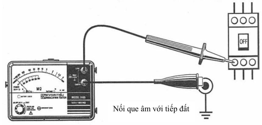 Đ0 CÔNG SUẤT, HỆ SỐ CÔNG SẤT 39 Hình 5.4.5 Tiến hành thực hiện các bước sau: - Tắt CB để không có dòng điện chạy qua trong suốt quá trình kiểm tra cách điện.