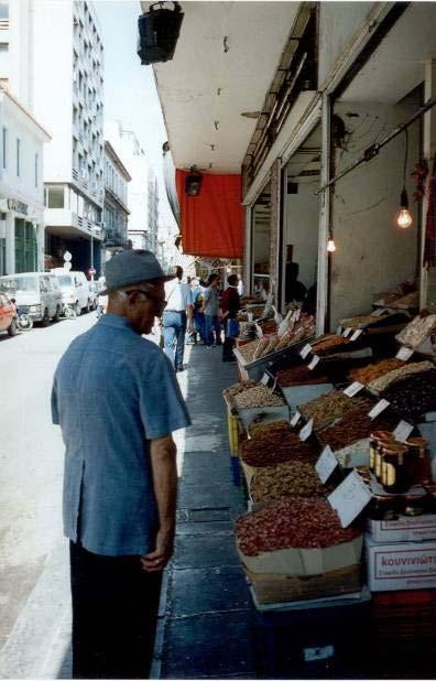 και η αποµάκρυνση της περίφραξης µπορεί να προσφέρει έναν ανοιχτό δηµόσιο χώρο πρασίνου απολύτως απαραίτητο για όσους κινούνται στην περιοχή.