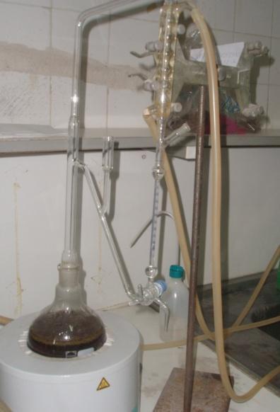Εικόνα 10: Συσκευή Clevenger. Εξέλιξη υδροαπόσταξης στο φυτο O. hirtum στο Εργαστήριο Γεωργίας. 2.9.