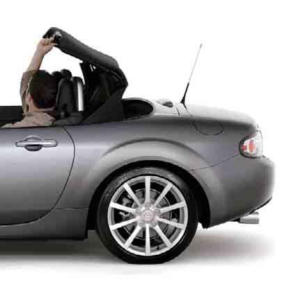 «Ανοιχτή» οδήγηση Είτε με την κλασσική μαλακή οροφή ή με τη νέα σκληρή ηλεκτρικά αναδιπλούμενη, το νέο Mazda MX-5 θα