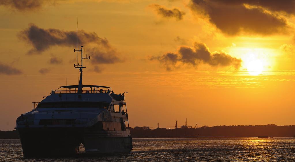 Sunset Dinner Cruise ΜΕ ΘΕΑ ΤΟ ΗΛΙΟΒΑΣΙΛΕΜΑ Ανεβείτε στο σκάφος και σαλπάρετε για μια μοναδική εμπειρία και θέα το ηλιοβασίλεμα