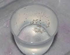Πείραμα: η επιφάνεια του νερού «πασπαλίζεται» με θείο σε σκόνη ( η πιπέρι). Το θείο επιπλέει επειδή είναι υδροφοβικό στερεό και οι κόκκοι του είναι πολύ μικροί.