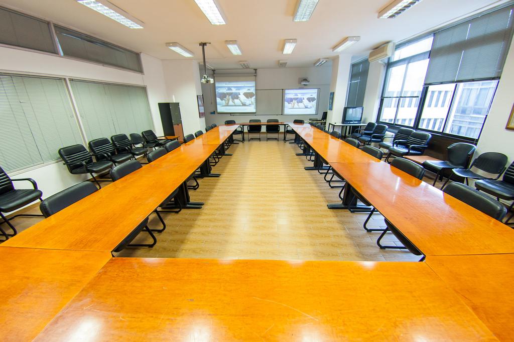 Αίθουσες Συνεδριάσεων Το Πανεπιστήμιο Μακεδονίας διαθέτει 8 αίθουσες συνεδριάσεων, με δυνατότητα φιλοξενίας έως 50 ατόμων, οι οποίες προσφέρονται για σεμινάρια και επαγγελματικές συναντήσεις.