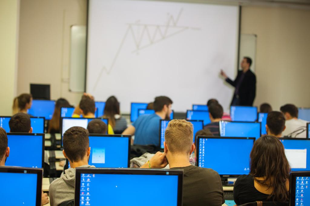 Εργαστήρια Υπολογιστών (H/Y) Το Πανεπιστήμιο Μακεδονίας διαθέτει σύγχρονα και πλήρως εξοπλισμένα εργαστήρια H/Y, με ατομικές θέσεις εργασίες διαφορετικής χωρητικότητας (15 έως 100 ατόμων).