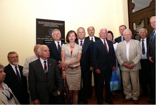 Z podnetu veterinárnych lekárov okresu Zvolen, Združenia veterinárnych lekárov hospodárskych zvierat a Komory veterinárnych lekárov SR vznikla myšlienka uctiť si zvolenského rodáka akademika Jána