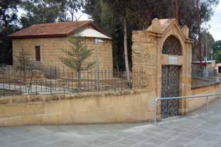 Το παρεκκλήσι του Αγίου Παύλου και η εντυπωσιακή πύλη του παλαιού αρμενικού κοιμητηρίου στη Λευκωσία (2010). Το παρεκκλήσι της Αγίας Αναστάσεως στο κοιμητήριο του Αγίου Δομετίου (2010).
