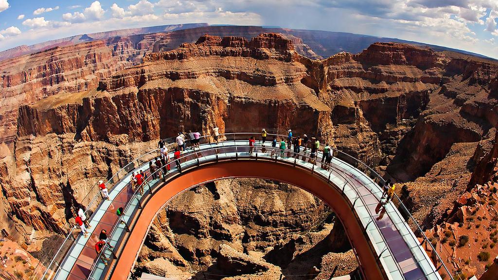 GRAND CANYON WITH SKY WALK Ζήστε τη ζωή στην άκρη με αυτό το συναρπαστικό περιήγηση στο Grand Canyon West Rim που περιλαμβάνει μια επίσκεψη στο μαγευτικό Skywalk.