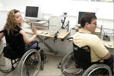 Στη χαμηλή αυτοπεποίθηση των ατόμων με αναπηρία και ενίοτε στην έλλειψη εργασιακής τους ετοιμότητας.