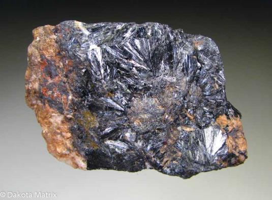 Ο λειμωνίτης είναι ένυδρο τρισθενές οξείδιο του σιδήρου, που έχει απορροφήσει επιπλέον νερό. Το χρώμα του είναι συνήθως κίτρινο.