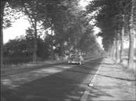 21. Γενικό, πανοραμικό πλάνο 150º (δεξιά) παρακολουθεί το αυτοκίνητο του Michel που σχίζει το δρόμο με ένα