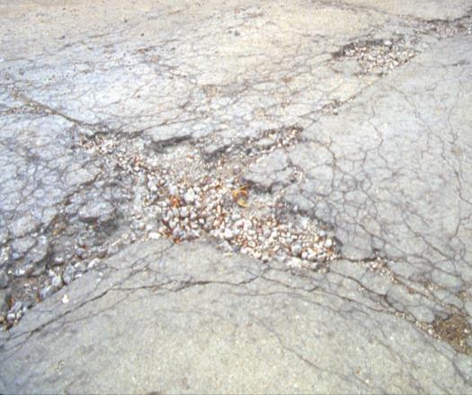 Νερό στο σκυρόδεμα, καμία ASR δεν μπορεί να πραγματοποιηθεί, καθώς η δημιουργία της αλκαλοπυριτικής γέλης απαιτεί νερό. Σχ.