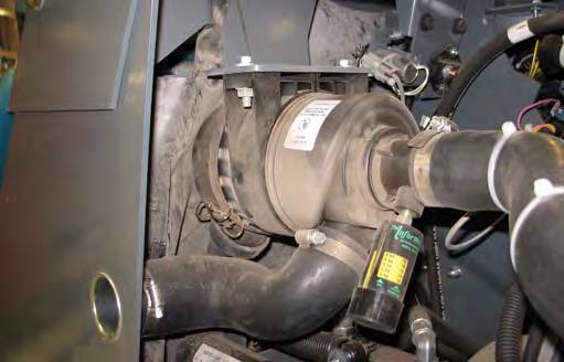 Θα πρέπει να λειτουργεί ο κινητήρας για να λάβετε έγκυρη ένδειξη μέτρησης αέρα. Για να αφαιρέσετε το στοιχείο του φίλτρου, ανεβάστε τη χοάνη και τοποθετήστε τη μπάρα υποστήριξης χοάνης.
