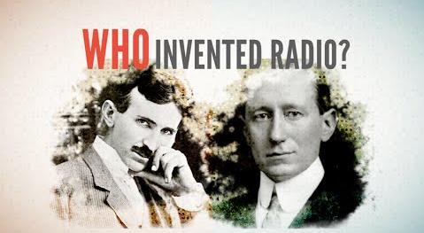 Από 1892 έως το 1903 ο Τέσλα αγωνιζόταν να αποδείξει ότι η εκπομπή και λήψη ραδιοκυμάτων ήταν δική