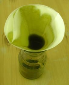 (jei dirbama su acetoniniais augalų ekstraktais naudojami stikliniai indai, jei su etanoliniais plastikiniai); Matavimo cilindras; Piltuvėliai; Filtravimo popierius; Maistinė plėvelė arba parafilmas.