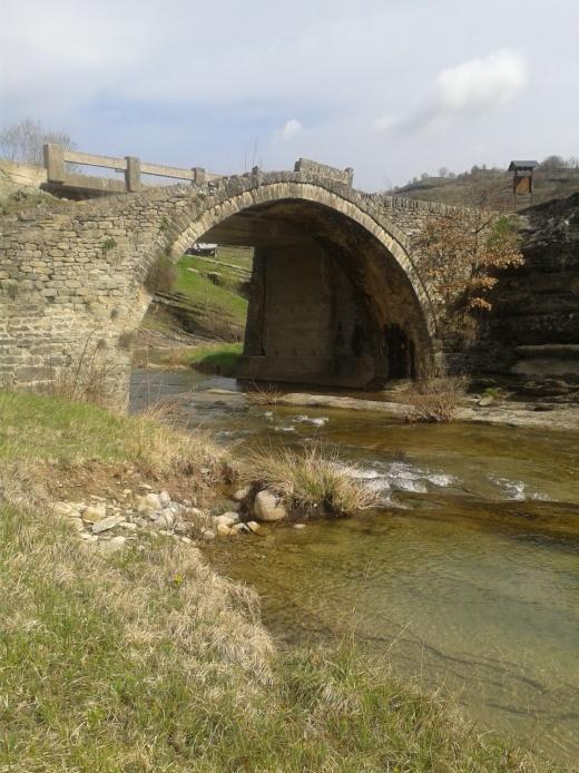 Το γεφύρι της Βαθιάς ή μικρό γεφύρι της Χρυσαυγής Το γεφύρι της Βαθιάς χτισμένο το 1795 συνέδεε τη Χρυσαυγή με το Κριμήνι και Τσοτύλι, γεφυρώνοντας το ρέμα Βαθιά.