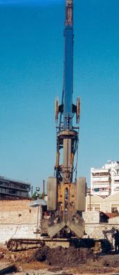 Εικόνα 3.57 Υδραυλική αρπάγη προσαρτημένη σε άκαμπτο οδηγό οδηγό (εικ. 3.57), πριν από την έναρξη εκσκαφής του εδαφικού υλικού γίνεται πάντα ο ανάλογος έλεγχος της κατακορυφότητας του άκαμπτου οδηγού με χρήση αλφαδιού.