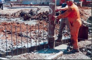 Η επιφάνεια του μεταλλικού αρμού που έρχεται σε επαφή με το σκυρόδεμα, λιπαίνεται ομοίως με τους μεταλλότυπους κατασκευής των οδηγών για τους ίδιους λόγους. Εικόνα 3.