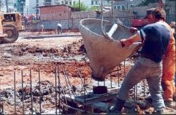Ο σωλήνας δεν είναι ενιαίος, αλλά αποτελείται από τμήματα μήκους μισού περίπου μέτρου που συνδέονται μεταξύ τους. Στο άνω άκρο του, προσαρμόζεται χοάνη (εικ. 3.