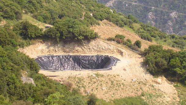 η στερέωση του πυθμένα (εικ. 3.4). Ομοίως στην περίπτωση κάλυψης κάθετων τοιχωμάτων (εικ. 3.5), τις περισσότερες φορές απαιτούνται αναπτύγματα οδηγών στήριξης (λάμες) ως σημεία ανάρτησης των συρραμμένων φύλλων.