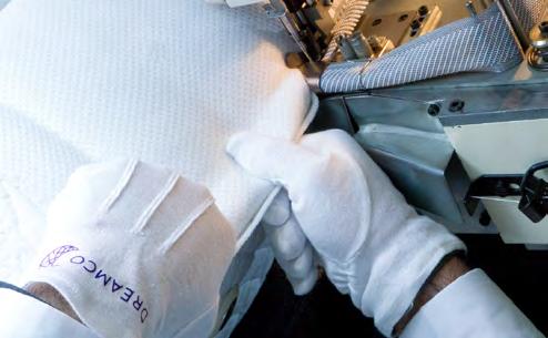 Για την παραγωγή ενός χειροποίητου στρώματος, η διαδικασία ξεκινά με τη χρήση πλεκτικής μηχανής και την πλέξη της εξωτερικής πλευράς.