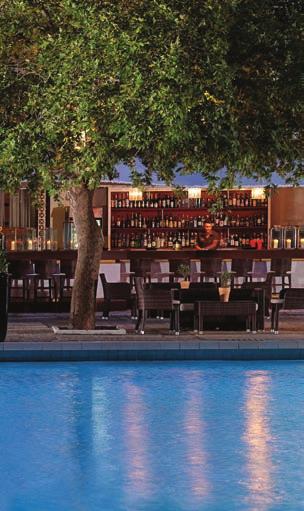 Στο lobby bar και στο pool bar, οι φιλόξενες γωνίες με την κοσμοπολίτικη ατμόσφαιρα, προσφέρουν τον ιδανικό χώρο για ξεχωριστές στιγμές.