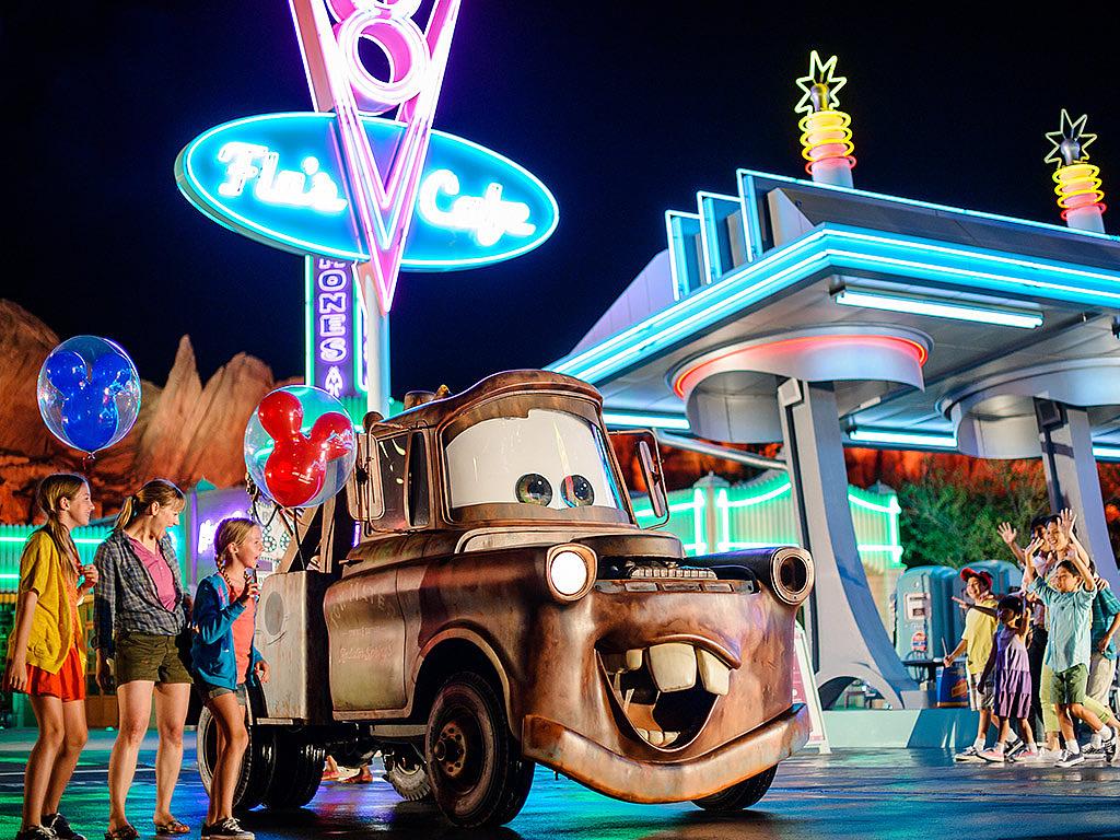 Υπάρχουν τόσα πολλά να δείτε στο Disneyland Resort! Ελάτε σε ένα μαγικό βασίλειο, όπου μπορείτε να πλεύσετε με τους πειρατές, να εξερευνήσετε τις εξωτικές ζούγκλες, και άλλα πολλά, όλα την ίδια μέρα!