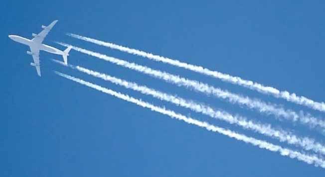Καυςαέρια αεροπλάνων: Η μθχανι του αεροπλάνου ρουφάει αζρα για να χρθςιμοποιιςει το οξυγόνο που περιζχει για τισ καφςεισ τθσ.