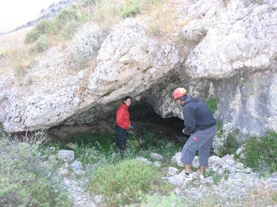 Μαζί µας ήρθε και ο κ. Μανόλης Μπαρτσίκος, που µας υπέδειξε την δεύτερη είσοδο.