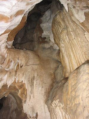6 Το σπήλαιο Βρυσούλια όπως και εκείνο της Παναγιάς της Σπηλιανής είναι παλαιά ορύγµατα για εξόρυξη µεταλλευµάτων, όµοια µε της περιοχής