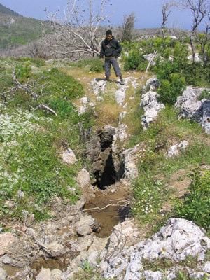 7 ευτέρα του Πάσχα 2/5 Την τελευταία µέρα στη Σάµο συναντηθήκαµε στο χωριό Μυτιληνιοί µε τον κ. Γιώργο Σπυρόπουλο, την σύζυγο του κ. Καίτη, τον κ. Μανόλη Μπαρτσίκα και τον κ.