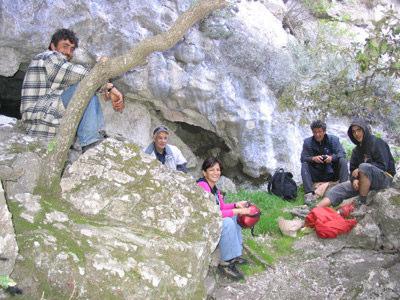 Βρέθηκαν ενδείξεις για πιθανά σπήλαια, αλλά χρειαζόντουσαν διάνοιξη και ξεµπάζωµα. Στη συνέχεια πήγαµε στην περιοχή Λάκα του ίδιου βουνού.