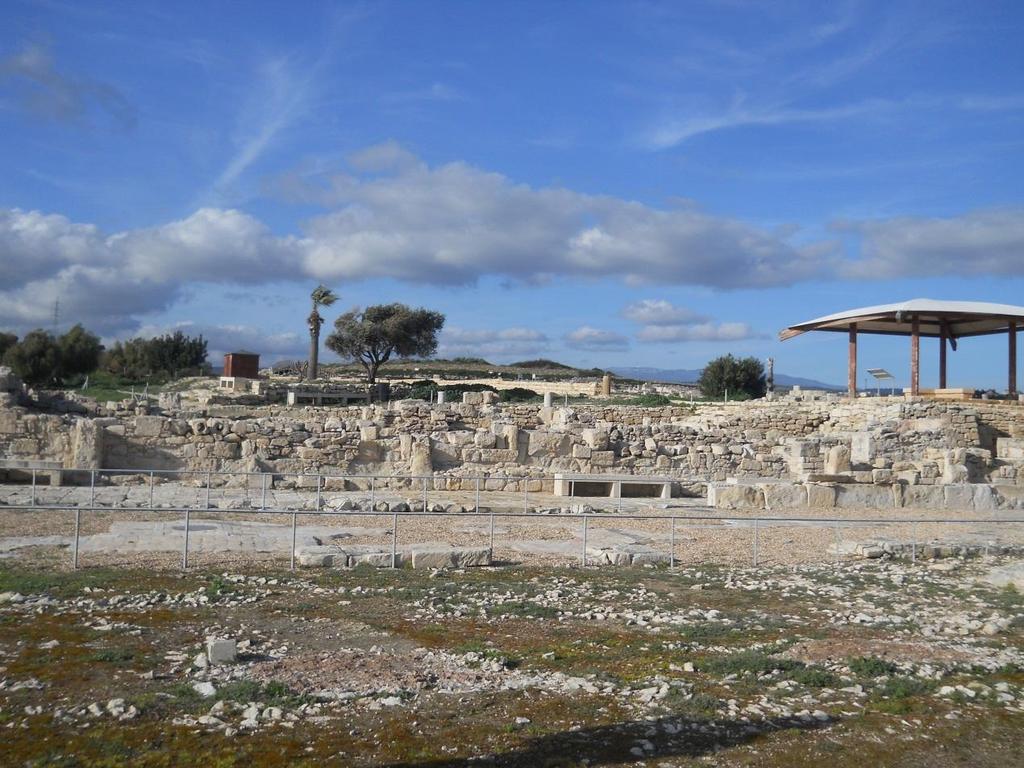 ΟΙΚΙΑ ΜΟΝΟΜΑΧΩΝ Η οικία των μονομάχων:η πολυτελής ιδιωτική κατοικία ή κατά μία δεύτερη άποψη μίας μικρή δημόσια παλαίστρα πήρε το όνομα της από το κύριο θέμα που κοσμεί τα ψηφιδωτά δάπεδα της,