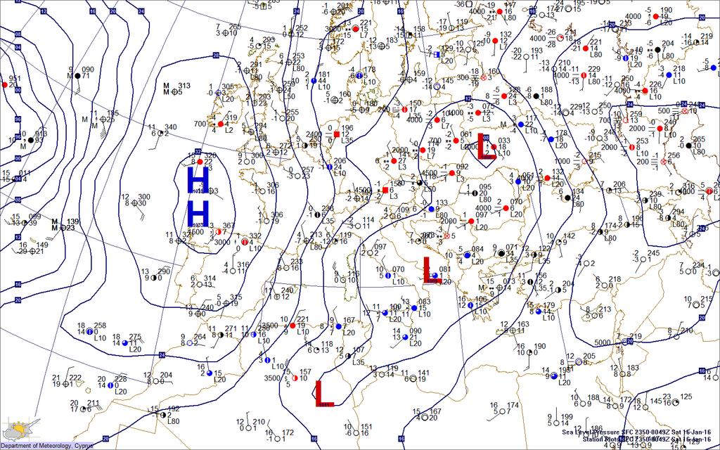 70 8.2 Συνοπτική κυκλοφορία και περιγραφή των μετεωρολογικών συστημάτων 8.2.1 Ημέρα D1-16/01/2016 Αρχίζοντας τη μελέτη της συνοπτικής κυκλοφορίας, παρατηρούμε πρώτα το χάρτη πραγματικών παρατηρήσεων στην επιφάνεια την 1 η μέρα D1 (Day 1).